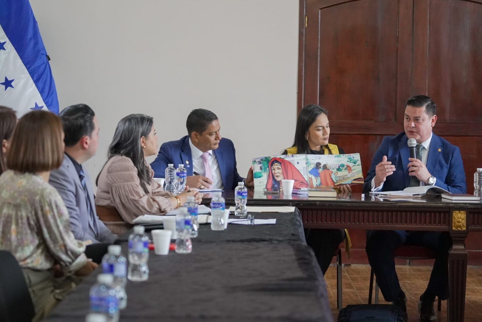 Socialización de lectura de la Biblia en escuelas acerca al CN con padres de familia